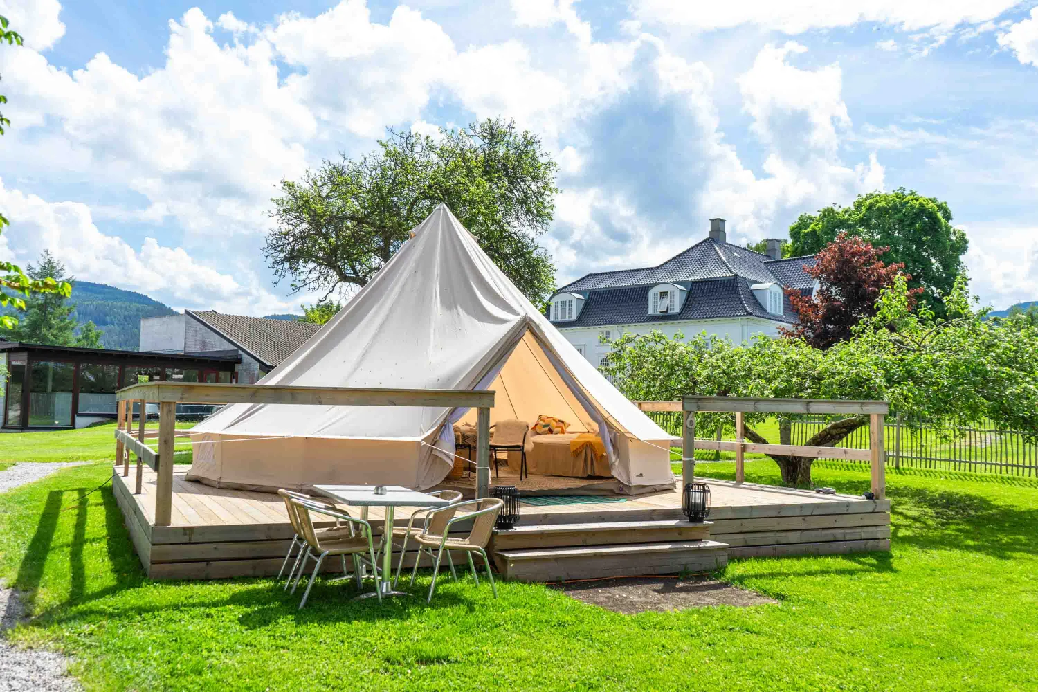 Glampingtelt foran direktørboligen
