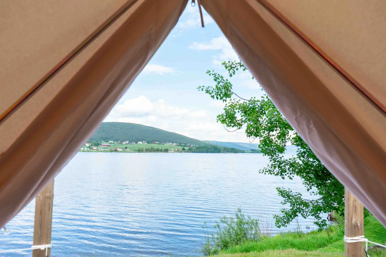 Utsikt over Randsfjorden fra glampingtelt