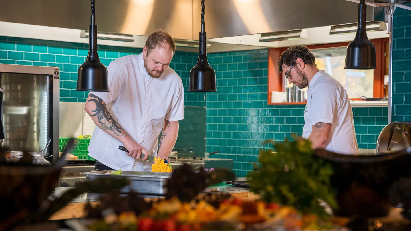 Kokker lager mat i restauranten