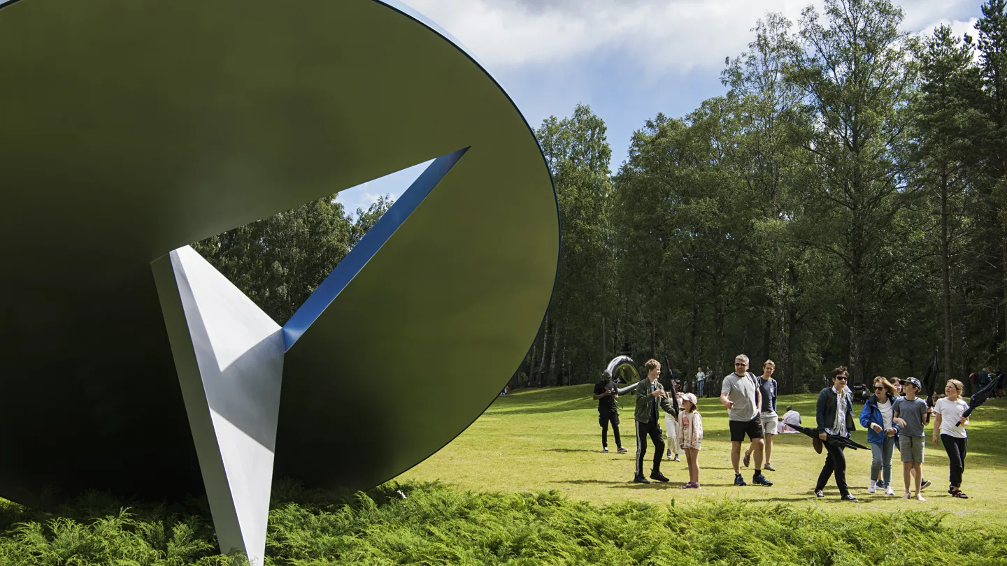 Tumbling Tacks by Oldenburg and Van Bruggen